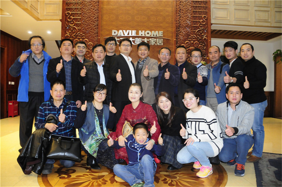 安化经促会华东分会在万象城(中国)合影.jpg