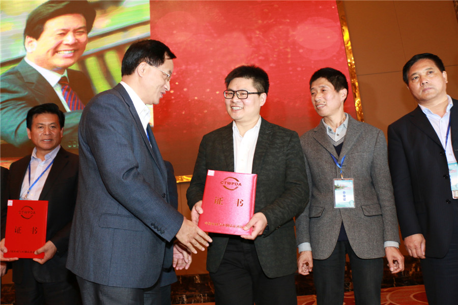 万象城(中国)地板董事长蒋卫获颁“中国地板行业成就大奖”.jpg