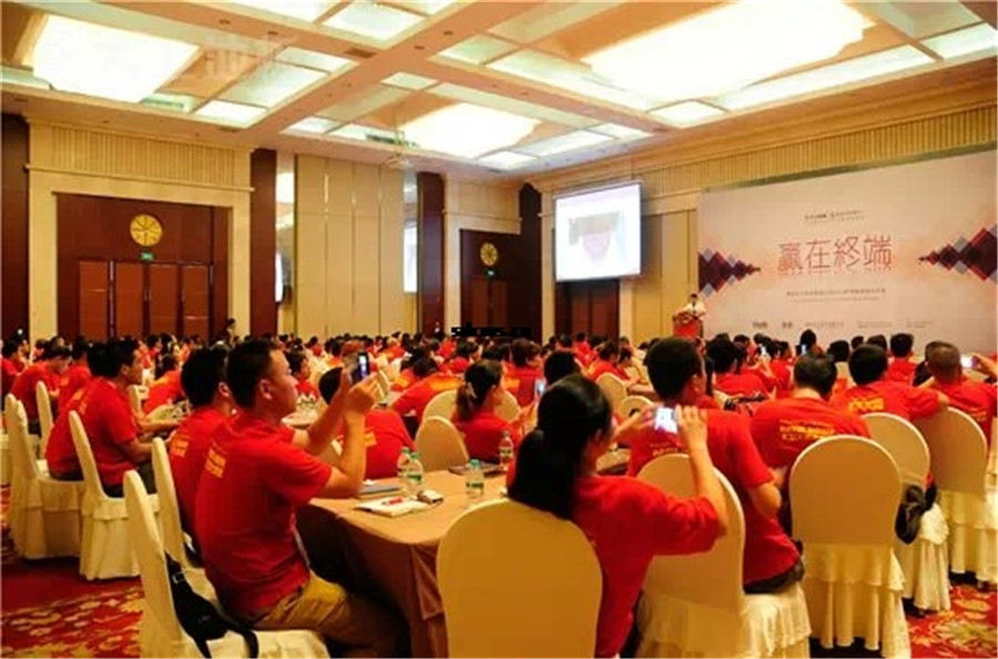万象城手机在线官网2014年度导购员培训大会现场.jpg