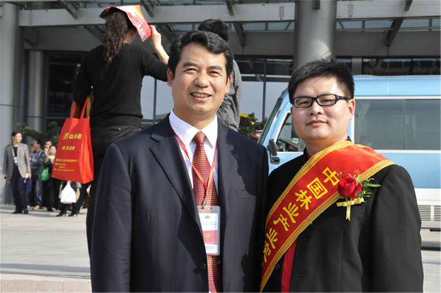 万象城(中国)地板蒋董荣获“中国林业产业突出贡献奖”.jpg